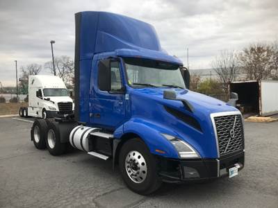 Volvo VNL64300 Day Cab Truck - 455HP, 12 Speed Automatic