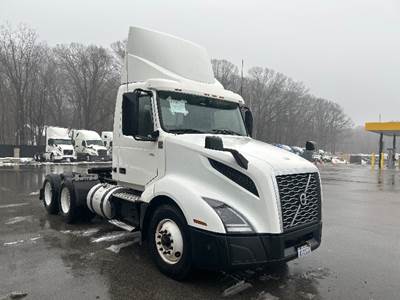 Volvo VNL64300 Day Cab Truck - 425HP, 12 Speed Automatic