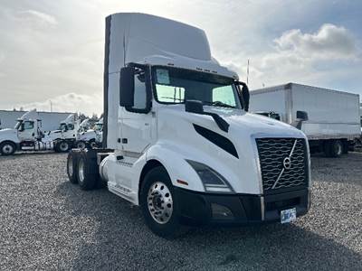 Volvo VNL64300 Day Cab Truck - 405HP, 12 Speed Automatic