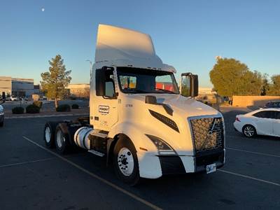 Volvo VNL64300 Day Cab Truck - 425HP, 12 Speed Automatic