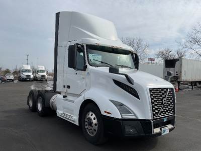 Volvo VNL64300 Day Cab Truck - 405HP, 12 Speed Automatic