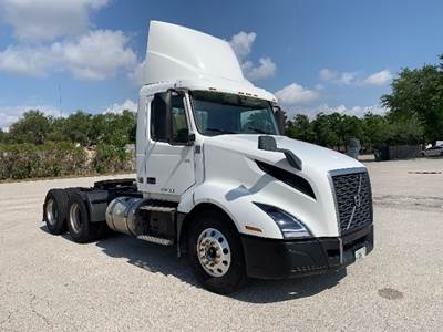 Volvo VNL64300 Day Cab Truck - 425HP, 12 Speed Automatic