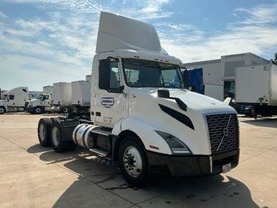 Volvo VNL64300 Day Cab Truck - 425HP, 12 Speed Automatic