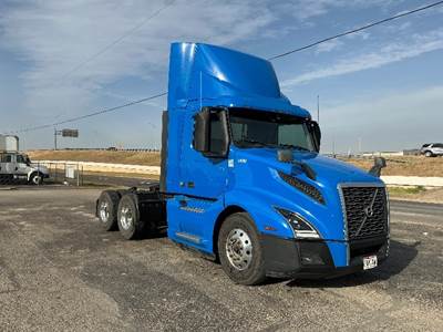 Volvo VNL64300 Day Cab Truck - 425HP, 12 Speed Automatic