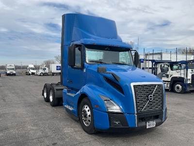 Volvo VNL64300 Day Cab Truck - 425HP, 12 Speed Automatic