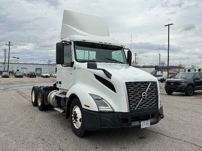 Volvo VNL64300 Day Cab Truck - 425HP, 12 Speed Automatic
