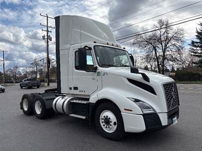 Volvo VNL64300 Day Cab Truck - 425HP, 12 Speed Automatic