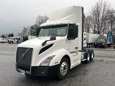 Volvo VNL64300 Day Cab Truck - 405HP, 12 Speed Automatic