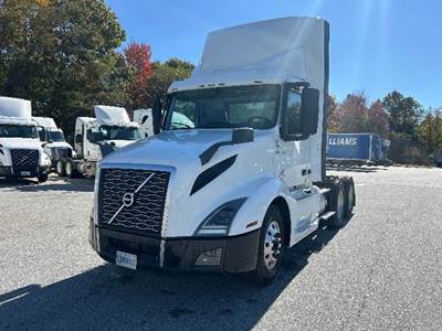 Volvo VNL64300 Day Cab Truck - 405HP, 12 Speed Automatic