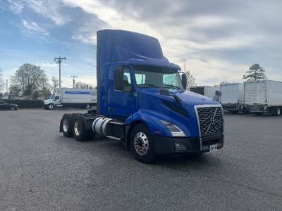 Volvo VNL64300 Day Cab Truck - 425HP, 12 Speed Automatic