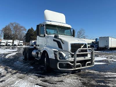 Volvo VNL64300 Day Cab Truck - 425HP, 12 Speed Automatic