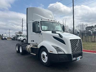 Volvo VNL64300 Day Cab Truck - 425HP, 12 Speed Automatic