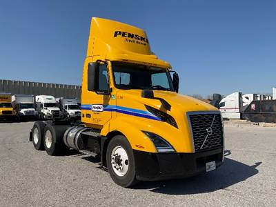 Volvo VNL64300 Day Cab Truck - 425HP, 12 Speed Automatic