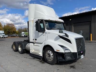 Volvo VNL64300 Day Cab Truck - 405HP, 12 Speed Automatic
