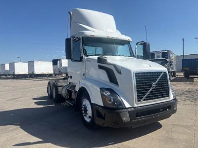 Volvo VNL64300 Day Cab Truck - 435HP, 12 Speed Automatic