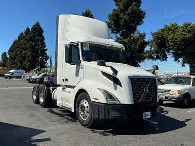 Volvo VNL64300 Day Cab Truck - 405HP, 12 Speed Automatic