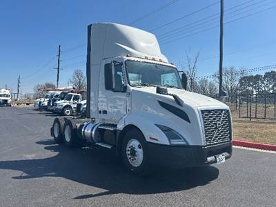 Volvo VNL64300 Day Cab Truck - 425HP, 12 Speed Automatic