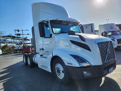 Volvo VNL64300 Day Cab Truck - 455HP, 12 Speed Automatic