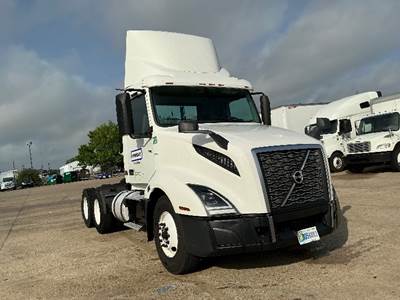 Volvo VNL64300 Day Cab Truck - 425HP, 12 Speed Automatic