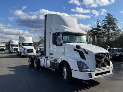 Volvo VNL64300 Day Cab Truck - 425HP, 12 Speed Automatic