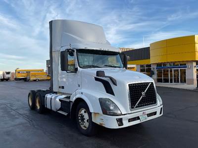 Volvo VNL64300 Day Cab Truck - 425HP, 12 Speed Automatic