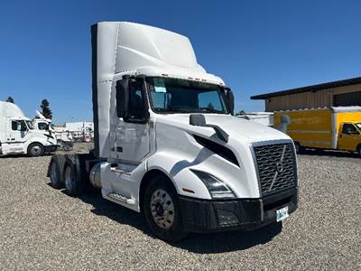 Volvo VNL64300 Day Cab Truck - 405HP, 12 Speed Automatic