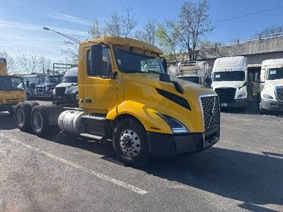 Volvo VNL64300 Day Cab Truck - 425HP, 12 Speed Automatic