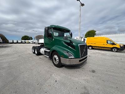 Volvo VNL64300 Day Cab Truck - 425HP, 12 Speed Automatic