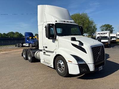 Volvo VNL64300 Day Cab Truck - 435HP, 12 Speed Automatic