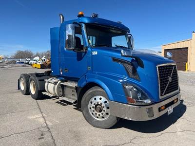 Volvo VNL64300 Day Cab Truck - 435HP