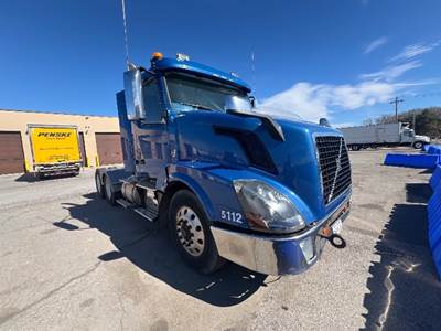 Volvo VNL64300 Day Cab Truck - 435HP