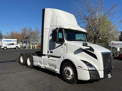 Volvo VNL64300 Day Cab Truck - 435HP, 12 Speed Automatic