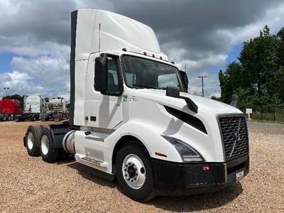 Volvo VNL64300 Day Cab Truck - 425HP, 12 Speed Automatic