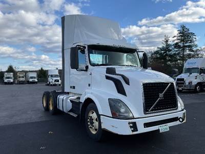 Volvo VNL64300 Day Cab Truck - 425HP, 12 Speed Automatic