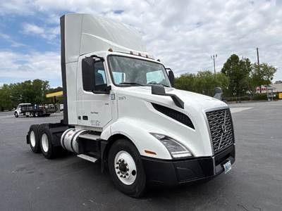 Volvo VNL64300 Day Cab Truck - 425HP, 12 Speed Automatic