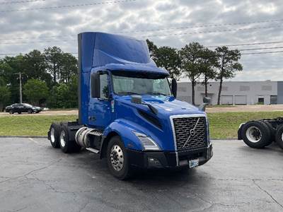 Volvo VNL64300 Day Cab Truck - 425HP, 12 Speed Automatic