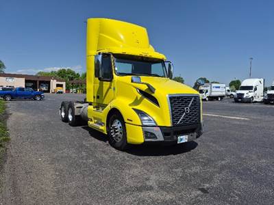 Volvo VNL64300 Day Cab Truck - 455HP, 12 Speed Automatic