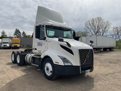 Volvo VNL64300 Day Cab Truck - 425HP, 12 Speed Automatic
