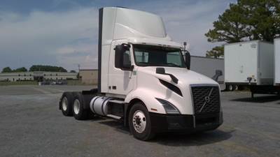 Volvo VNL64300 Day Cab Truck - 405HP, 12 Speed Automatic