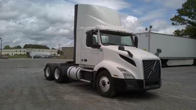 Volvo VNL64300 Day Cab Truck - 405HP, 12 Speed Automatic