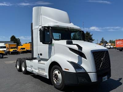 Volvo VNL64300 Day Cab Truck - 435HP, 12 Speed Automatic