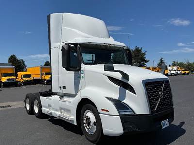 Volvo VNL64300 Day Cab Truck - 435HP, 12 Speed Automatic