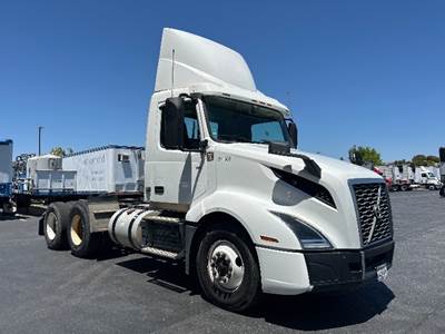 Volvo VNL64300 Day Cab Truck - 405HP, 12 Speed Automatic