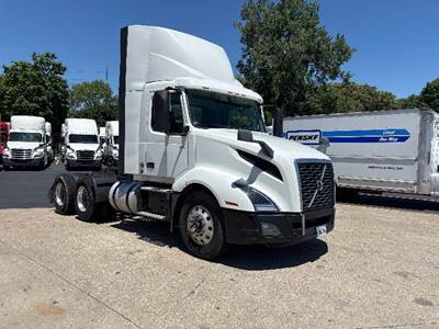Volvo VNL64300 Day Cab Truck - 425HP, 12 Speed Automatic