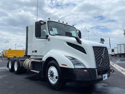 Volvo VNL64300 Day Cab Truck - 425HP, 12 Speed Automatic