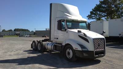 Volvo VNL64300 Day Cab Truck - 405HP, 12 Speed Automatic
