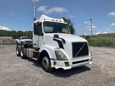 Volvo VNL64300 Day Cab Truck - 435HP, 12 Speed Automatic