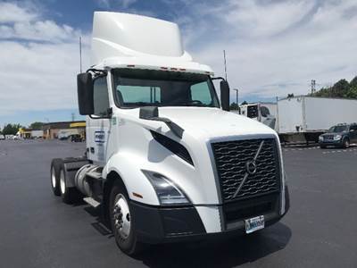 Volvo VNL64300 Day Cab Truck - 425HP, 12 Speed Automatic
