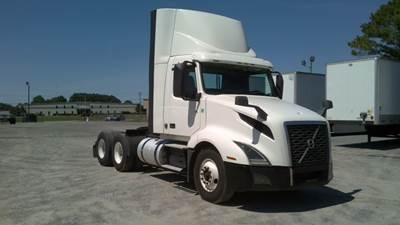 Volvo VNL64300 Day Cab Truck - 405HP, 12 Speed Automatic