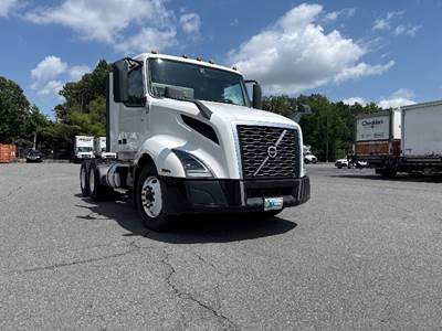 Volvo VNL64300 Day Cab Truck - 425HP, 12 Speed Automatic